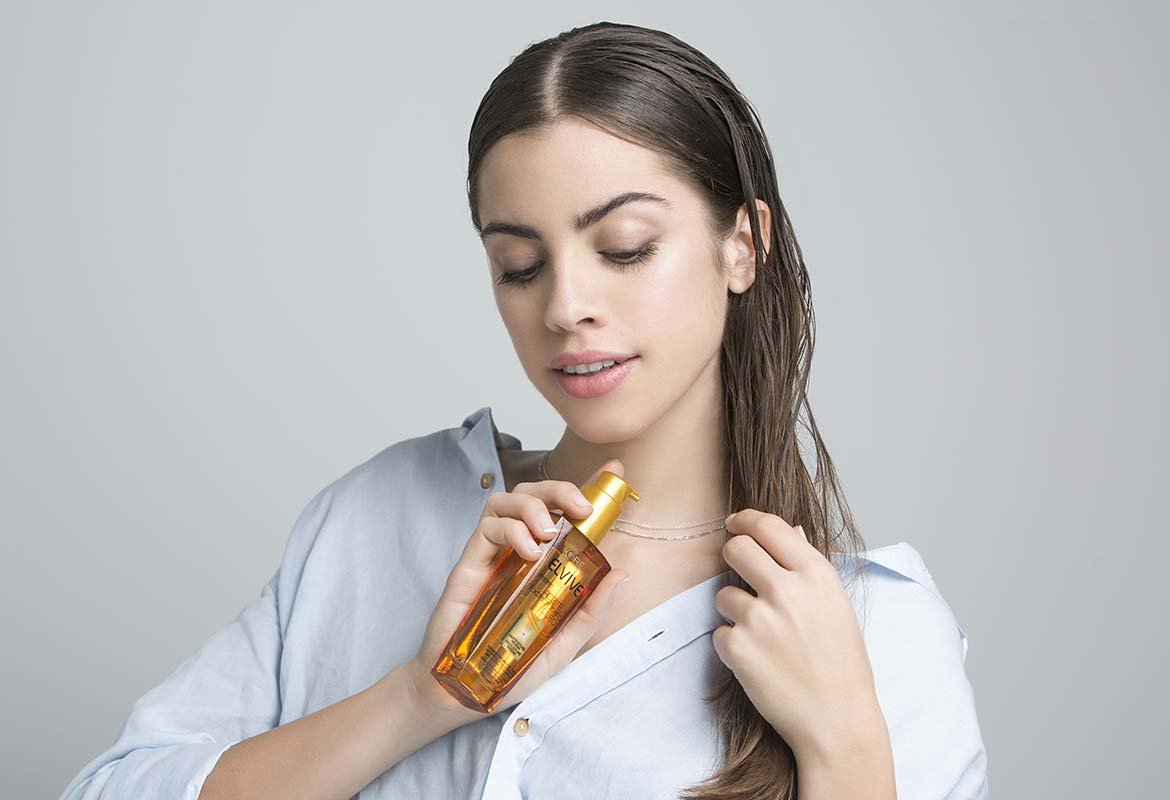 ¿Una rutina de belleza fácil y eficaz? Déjate puesto el Aceite Extraordinario Universal de Elvive de L’Oréal Paris durante varias horas para hidratar tu cuero cabelludo.